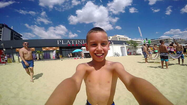 백인 행복 어린이 모래 백그라운드 장난 모션 놀이 한명 미소 웃음 소년 야외 스페인 회전 각도 느림 돌리기 불가리아 사방 1인칭시점 4K MOV 해외동영상 클립영상 서양인 1 시선 남자 감정 유럽 표정 사람 동영상 파일형식 남유럽