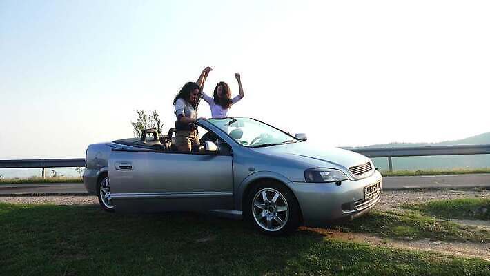 라이프스타일 커플 여자 행복 도로 여행 자동차 휴가 갈색머리 미소 사람 야외 여름 친구 햇빛 태양 파티 일몰 기쁨 꿈 운전 운전사 고급 오픈카 자동 4K MP4 해외동영상 클립영상 자연요소 직업 헤어스타일 계절 감정 길 육상교통 컨셉 관계 교통시설 모션 승용차 표정 이벤트 생활 노을 동영상 파일형식