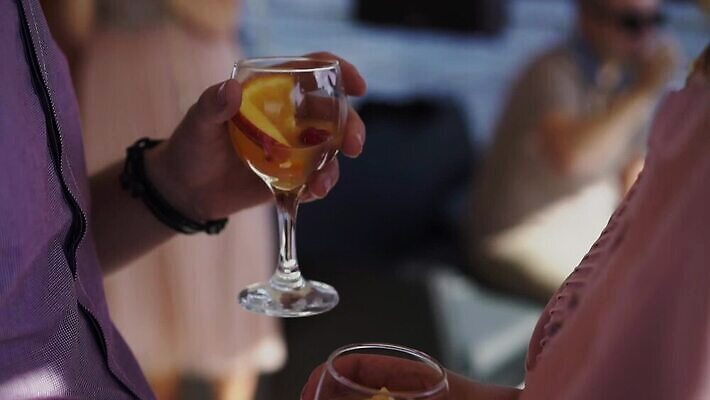 백인 손 여자 기념일 남자 음료 결혼 와인잔 응원 유리 성공 휴가 기념 주류 사람 이벤트 성인 파티 식당 와인 축제 흰색 축하 알코올 잡기 칵테일 바 생일 액체 샴페인 토스트 유리그릇 메를로 양조장 스플래쉬 MOV 해외동영상 클립영상 서양인 그릇 빵 컬러 컨셉 술잔 모션 재질 신체부위 상점 동영상 파일형식