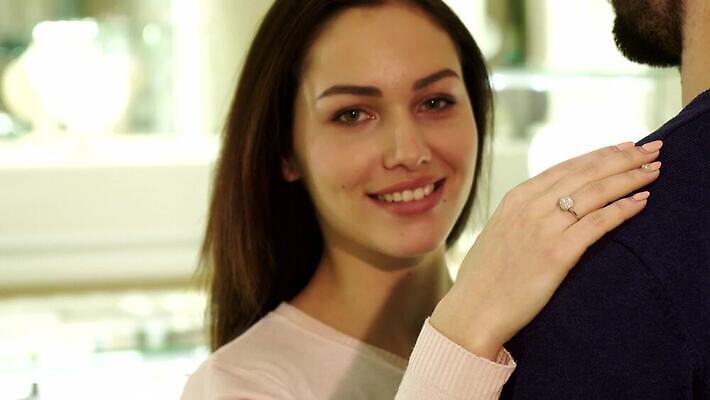 백인 라이프스타일 커플 여자 행복 포즈 백그라운드 가방 목걸이 창문 손가락 관계 실내 선물 미소 두명 판매 상점 귀걸이 반지 황금 고급 닫기 선택 구매 은색 보석 고객 손목시계 어깨 다이아몬드 약혼 소매 부티크 쇼퍼홀릭 스타일 비용 4K MOV 해외동영상 클립영상 서양인 손 잡화 감정 시계 컬러 결혼 컨셉 장신구 모션 표정 사람 내부 생활 신체부위 경제 쇼핑 광석 약속 동영상 파일형식