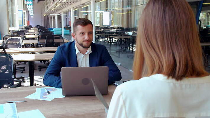 백인 직업 남자 회사 비즈니스 통신 직장 말하기 대화 협상 미소 사람 앉기 정장 성인 두명 뒷모습 사무실 업무 비즈니스맨 비즈니스우먼 토론 질문 스마트 책상 회의실 경영자 면접 고용 인원 정중 지원 채용 후보 4K MOV 해외동영상 클립영상 서양인 옷 여자 뷰포인트 가구 컨셉 모션 표정 구직 작업 직장인 리더 동영상 파일형식