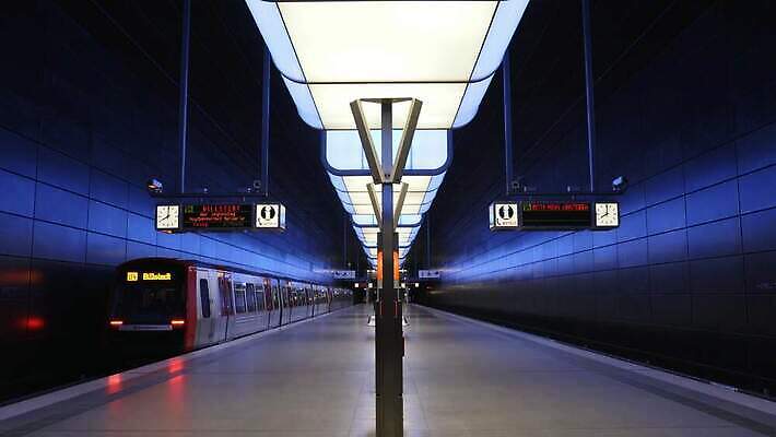 디자인 유럽 선 여행 백그라운드 이동 건축양식 교통시설 유리 미래 독일 사람없음 내부 건물 파란색 빛 사무실 계단 금속 기차 도시 시간 터널 전철 역 아래 속도 에스컬레이터 튜브 지하 일반 빛망울 대칭 함부르크 비어있는 4K MOV 해외동영상 클립영상 건축물 건축 나라 길 육상교통 컬러 교통 컨셉 비즈니스 재질 대중교통 방향 시설 위치 동영상 파일형식