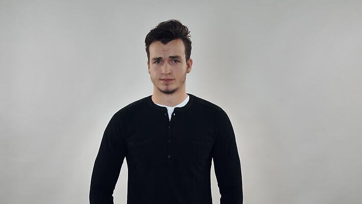 백인 학생 남자 얼굴 백그라운드 손가락 한명 사람 소년 20대 성인 30대 검은색 분노 짜증 표현 중앙 시원함 사인 나쁜 스타일 힙스터 표현성 밀레니얼 4K MOV 해외동영상 클립영상 서양인 1 손 패션 감정 어린이 컬러 청년 신체부위 장년 경제 동영상 파일형식