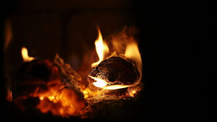 손 주택 따뜻함 사람없음 빛 뜨거움 저녁 장작 모닥불 난로 벽난로 통나무 연소 용광로 화상 놓기 MOV 해외동영상 클립영상 나무 모션 불 건물 신체부위 상처 야간 난방기 동영상 파일형식