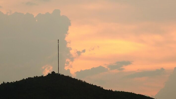실루엣 산업 오렌지 통신 자연 하늘 모바일 산 세포 안테나 사람없음 빨간색 스마트폰 핸드폰 글로벌 태양 일출 탑 디지털 자료 일몰 장비 에너지 네트워크 정상 저녁 연결 무선전화기 수화기 라디오 방송 돛대 송신기 셀룰러 타임랩스 MOV 해외동영상 클립영상 자연요소 건축물 컬러 과일 촬영기법 전자제품 스마트기기 노을 야간 전화기 생태계 동영상 파일형식