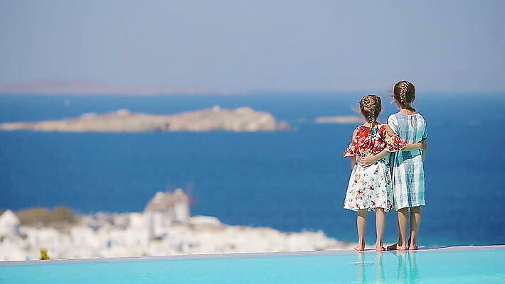 백인 라이프스타일 딸 유럽 어린이 여행 백그라운드 장난 놀이 휴가 미소 풍경 해변 야외 두명 건물 물 파란색 마을 기쁨 흰색 전원 역사 고급 지중해 당구 그리스 휴양지 산토리니 언니 그리스인 걸음마 미코노스섬 옛날 파라다이스 MOV 해외동영상 클립영상 자연요소 서양인 건축물 감정 나라 바다 컬러 섬 컨셉 가족 모션 표정 사람 생활 구기 장소 전기에너지 자매 동영상 파일형식