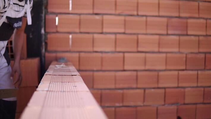 직업 산업 벽 건축양식 벽돌 노동자 주택 사람없음 블록 장비 도구 작업 엔지니어 칼 수리 땅 모종삽 측정 시멘트 주걱 진흙 층 건축업자 공예가 미장 복원 석공 재주꾼 콘크리트 4K MP4 해외동영상 클립영상 건축 주방용품 건물 기술자 삽 동영상 파일형식