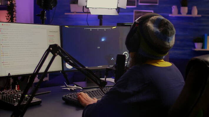 백인 직업 인터넷 놀이 주택 대화 컴퓨터 스크린 모니터 헤드폰 흐름 게임 키보드 네트워크 개울 야간 쥐 믹서 마이크 흥분 네온 사수 온라인 동영상 비디오게임 생존 많음 4K MOV 해외동영상 클립영상 자연요소 서양인 감정 음향기기 컨셉 말하기 건물 전자제품 강 설치류 파일형식