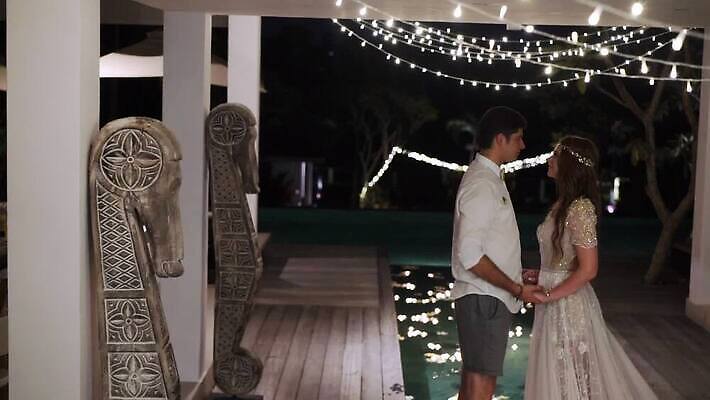 백인 커플 드레스 여자 남자 행복 신랑 결혼 신혼부부 포옹 호텔 결혼식 전등 친절 키스 사랑 이벤트 두명 파티 귀여움 수영 화환 흰색 축하 가운 야간 저녁 당구 빌라 휴양지 접수 MOV 해외동영상 슬로모션 클립영상 자연요소 서양인 부부 옷 꽃 감정 컬러 컨셉 관계 안기 숙소 조명 주택 촬영기법 사람 구기 장소 수상스포츠 애정표현 신혼 동영상 파일형식