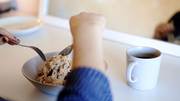 전통 라이프스타일 아시아 문화 도로 음식 컬러 여행 비즈니스 건축양식 하늘 전등 거리 마스크 사람 동양인 건물 장식 컬러풀 여행객 중국 등불 램프 도시 시장 바이러스 도심 보호 야간 런던 타운 랜드마크 옛날 전염병 차이나타운 코로나바이러스 4K MOV 해외동영상 클립영상 자연요소 건축물 건축 나라 길 컨셉 교통시설 조명 영국 인종 생활 관광지 질병 동영상 파일형식