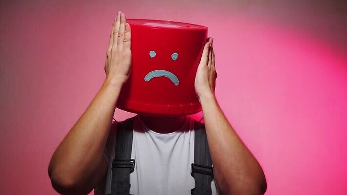 직업 감정 산업 분홍색 유니폼 노동자 주택 한명 사람 빨간색 머리 외침 표현 업무 유머 엔지니어 플랫 수리 감독 울음 종업원 양동이 서비스 건축업자 계약자 공예가 숨기 우울감 착용 콘크리트 4K MOV 해외동영상 클립영상 1 옷 건축 컬러 모션 표정 건물 신체부위 소리 작업 기술자 계약 동영상 파일형식