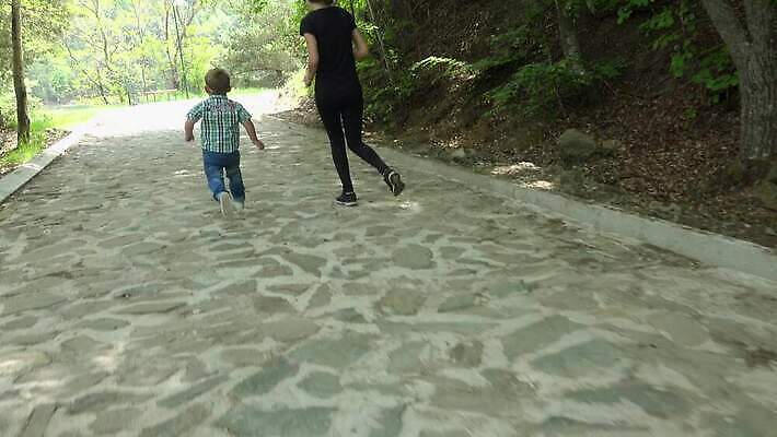 백인 라이프스타일 공원 행복 어린이 스포츠 2 함께함 건강 사람 소년 야외 달리기 조깅 운동 도시 연습 달리기선수 주자 4K HD MP4 해외동영상 클립영상 서양인 공공시설 남자 감정 컨셉 모션 생활 육상선수 동영상 파일형식