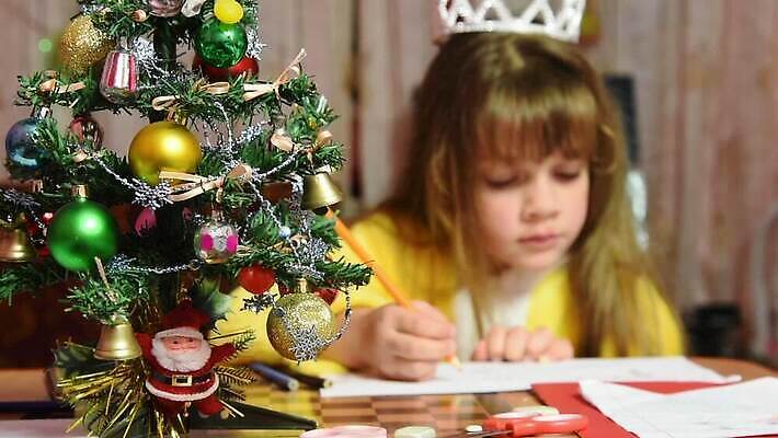 나무 직업 감정 유럽 어린이 컬러 백그라운드 크리스마스 탁자 휴가 새해 주택 기념 선물 앉기 취미 연필 산타클로스 인사 저녁 편지 그림 감사 예술가 소원 열광 심각 인내 클라우스 MOV 해외동영상 클립영상 식물 기념일 나라 가구 컨셉 모션 학용품 사람 건물 필기구 예절 야간 동영상 파일형식