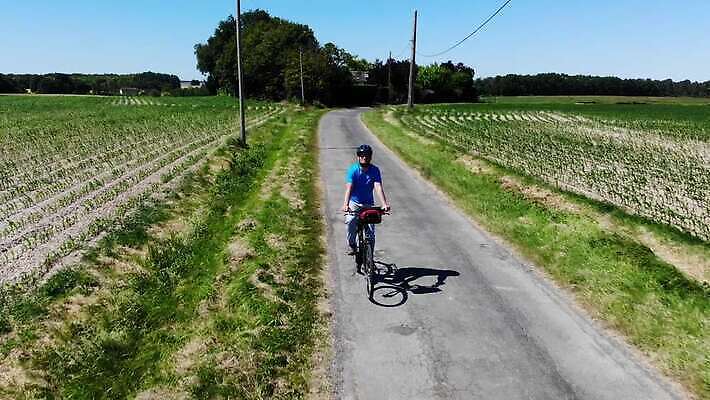라이프스타일 남자 도로 스포츠 오렌지 산 거리 건강 미소 사람 풍경 이벤트 야외 파란색 운동복 운동 자전거 일몰 경쟁 시골 닫기 승차 헬멧 언덕 속도 순환 단절 바이크레이서 바이킹 4K MP4 해외동영상 클립영상 레이스천 옷 길 컬러 컨셉 과일 교통시설 모션 표정 생활 노을 바이크 직물 보호장비 동영상 파일형식