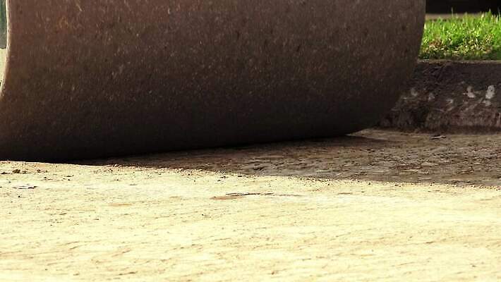 직업 산업 도로 지구 모래 포즈 건축양식 노동자 사람없음 건물 파란색 노란색 힘 기계 흙 장비 건설현장 업무 바퀴 땅 불도저 굴착기 삽 발굴 국자 트랙터 짐차 지하 무거움 땅파기 의무 채석 1인칭시점 4K HD MP4 해외동영상 클립영상 건축물 시선 건축 길 컬러 교통시설 자동차 주방용품 건설업 작업 중장비 무게 농기계 특수차량 동영상 파일형식