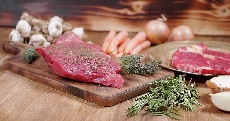 동물 접시 잡화 음식 조각 백그라운드 다이어트 채소 양파 건강 마늘 육류 돼지고기 스테이크 요리 비프스테이크 사람없음 빨간색 주방 식당 식사 당근 소고기 신선 혈액 그릴 바비큐 자르기 날것 슬라이스 후추 로즈메리 내추럴 단백질 백리향 식용 4K MOV 해외동영상 클립영상 식기 컬러 식재료 모션 주방용품 뿌리채소 서양음식 상점 허브 향신료 동영상 영양소 파일형식