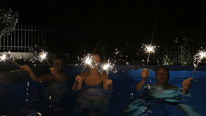 백인 행복 크리스마스 가족 불 휴가 새해 기념 수영장 함께함 폭죽 3 미소 사람 성인 야외 물 빛 파티 축제 기쁨 축하 춤 야간 저녁 당구 흥분 크리스마스이브 MOV 해외동영상 슬로모션 클립영상 자연요소 서양인 기념일 감정 컨셉 관계 문화예술 촬영기법 표정 이벤트 구기 동영상 파일형식