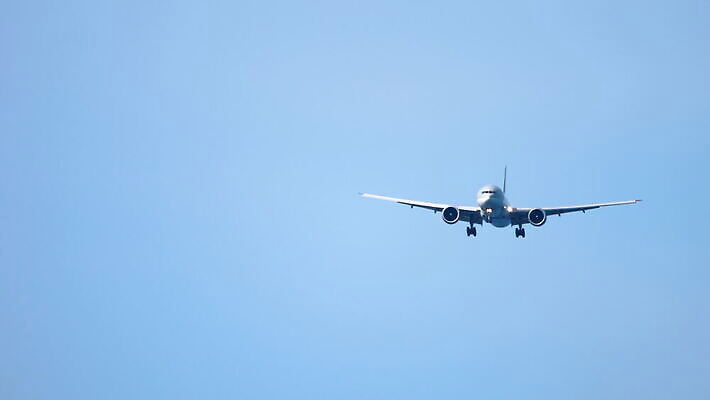 아시아 여행 날개 비즈니스 교통시설 태국 휴가 전등 비행기 사람없음 빨간색 흰색 공항 항공 속도 상업 활주로 제트기 승객 엔진 대패 착륙 푸켓 접근 4K MOV 해외동영상 클립영상 나라 길 컬러 교통 항공교통 조명 대중교통 시설 동영상 파일형식