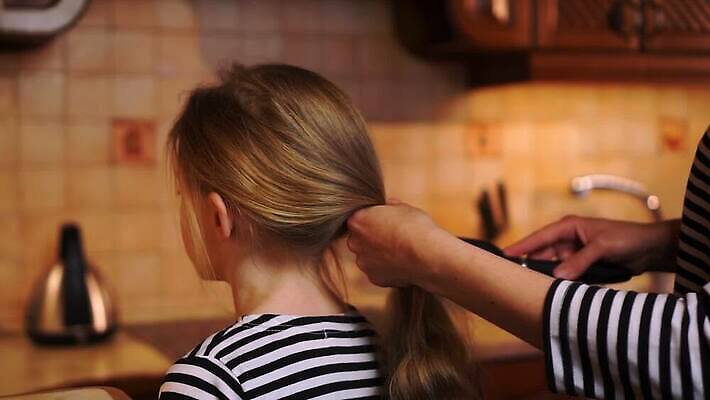 드레스 여자 딸 행복 어린이 가족 관계 엄마 주택 함께함 한명 미소 성인 목재 부모 컬러풀 금발 머리 주방 줄무늬 기쁨 방 붓 머리빗 잠 편안함 조심 고립 돌봄 타격 텅스텐 장식술 MP4 해외동영상 클립영상 나무 1 헤어스타일 옷 감정 컬러 컨셉 무늬 재료 모션 표정 사람 건물 신체부위 장식 미용용품 감각 원소 동영상 파일형식