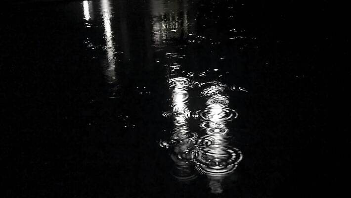 디자인 계절 호수 물결 파도 백그라운드 자연 표면 날씨 거리 사람없음 야외 물 파란색 반사 검은색 어둠 소리 젖음 흐름 가을 물방울 연못 신선 원형 액체 고리 떨어짐 야간 홍수 빗방울 당구 런던 질감 웅덩이 분무기 폭풍 내추럴 땅바닥 샤워실 잔물결 스플래쉬 4K MP4 해외동영상 클립영상 자연요소 도형 바다 컬러 컨셉 영국 바닥 구기 비_날씨 자연재해 생태계 동영상 샤워시설 파일형식