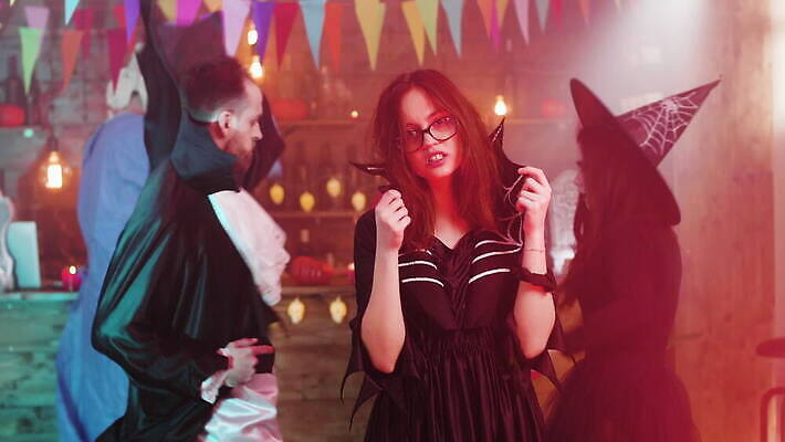 캐릭터 드레스 옷 여자 안경 음악 백그라운드 휴가 전등 조명 사람 장식 10대 친구 파티 검은색 황혼 할로윈 춤 바 야간 위험 무서움 마녀 변장 10월 나쁜 호러 4K MOV 해외동영상 클립영상 자연요소 잡화 감정 컬러 컨셉 관계 청소년 문화예술 이벤트 일몰 날짜 공포 동영상 파일형식