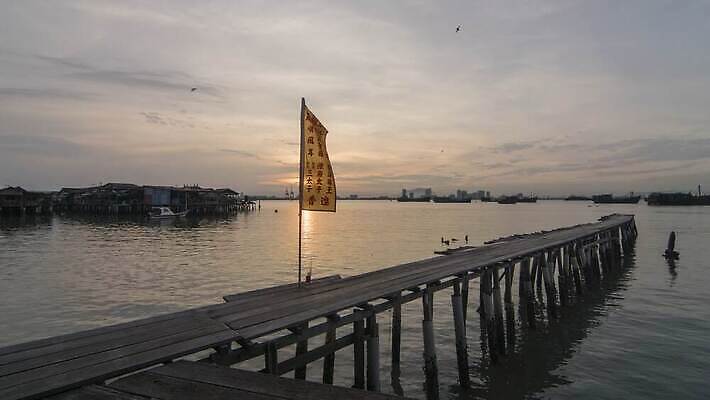 아시아 바다 여행 백그라운드 오렌지 건축양식 자연 조류 하늘 주택 풍경 사람없음 야외 건물 목재 물 여름 파란색 컬러풀 태양 일출 일몰 깃발 도시 재산 땅 방파제 장면 말레이시아 옛날 이국적 4K 타임랩스 페낭 MP4 해외동영상 클립영상 자연요소 나무 동물 건축물 계절 공공시설 건축 나라 컬러 과일 재료 촬영기법 금융 노을 생태계 동영상 파일형식