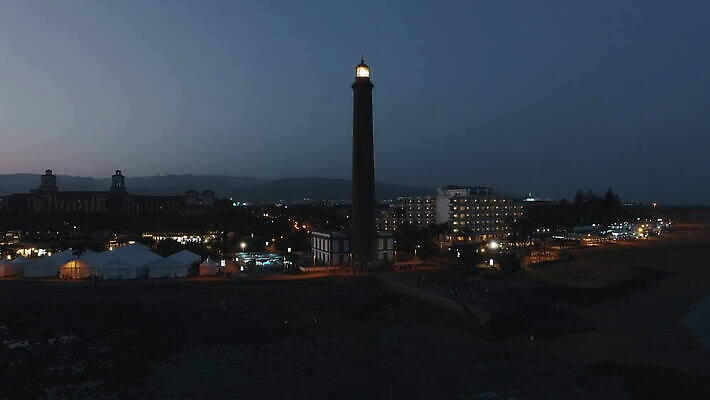 바다 섬 자연 전등 등대 안테나 파노라마 풍경 사람없음 건물 도시풍경 어둠 역사 스페인 헬리콥터 야간 휴양지 다도해 드론 랜드마크 옛날 4K MOV 해외동영상 클립영상 자연요소 건축물 유럽 통신 조명 비행기 촬영기법 장소 도시 생태계 동영상 파일형식