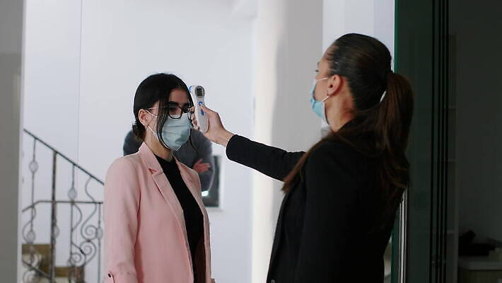 얼굴 회사 비즈니스 노동자 거리 직장 건강 가면 안전 사람 성인 사무실 머리 시험 업무 열 바이러스 보호 질병 온도계 체온계 측정 확인 예방 감염 전염 온도 이마 적외선 전염병 코로나바이러스 뉴노멀 4K MOV 해외동영상 클립영상 직업 교육 컨셉 의학 신체부위 경제 작업 동영상 파일형식