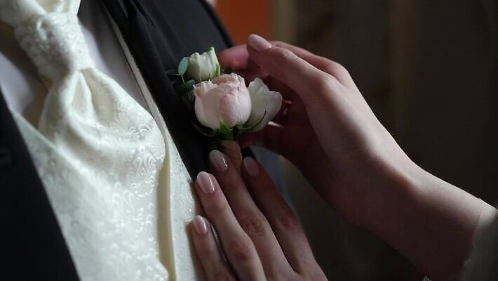 백인 라이프스타일 손 커플 드레스 여자 남자 꽃 꽃다발 신랑 결혼 꽃무늬 신혼부부 결혼식 남편 사랑 사람 정장 장식 유행 귀여움 재킷 낭만 흰색 축하 잡기 아내 가운 우아함 약혼 넣기 엘리먼트 스타일 MOV 해외동영상 클립영상 서양인 식물 부부 옷 감정 컬러 컨셉 무늬 관계 모션 이벤트 생활 신체부위 외투 약속 신혼 동영상 파일형식