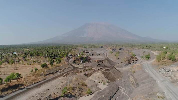 산업 모래 사람없음 야외 환경 기계 장비 업무 굴착기 발리 먼지 짐차 무거움 복잡 조감도 채석 추출 4K MOV 해외동영상 클립영상 섬 컨셉 자동차 작업 중장비 무게 인도네시아 동영상 파일형식