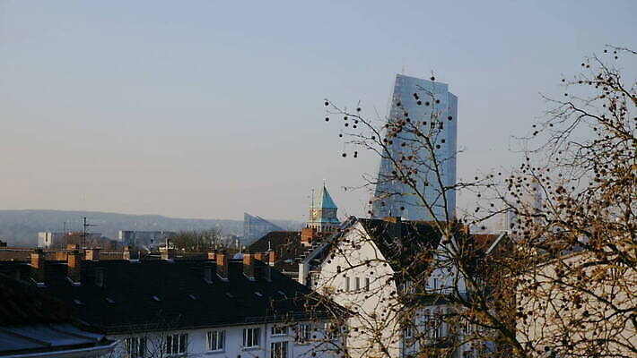 나무 건축물 겨울 하늘 지붕 주택 독일 파노라마 사람없음 건물 도시풍경 고층빌딩 나뭇가지 도시 스카이라인 랜드마크 프랑크푸르트 MOV 해외동영상 클립영상 식물 계절 건축 유럽 촬영기법 풍경 빌딩 동영상 파일형식