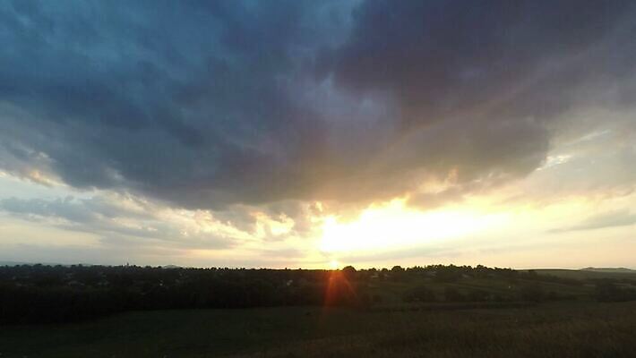 구름 계절 밭 오렌지 자연 하늘 날씨 주택 파노라마 풍경 초원 사람없음 야외 여름 빛 햇빛 태양 농경지 노란색 일출 계곡 맑음 황혼 일몰 새벽 광선 시골 저녁 땅 언덕 장면 내추럴 방법 수평선 4K 타임랩스 MP4 해외동영상 클립영상 자연요소 컬러 농업 과일 촬영기법 건물 농장 노을 야간 생태계 동영상 파일형식