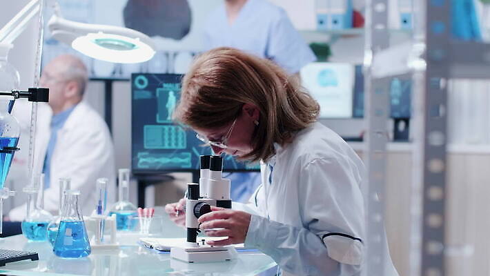 직업 여자 남자 산업 과학 건강 현미경 실험 사람 스터디 컴퓨터 약 스크린 장비 의사 코트 업무 작업 그룹 센터 실험실 연구원 과학자 분석 시설 생물학 튜브 공학 발견 조제 개발 돌봄 백신 유전 화학자 4K MOV 해외동영상 클립영상 교육 컨셉 의학 모션 실험기구 전자제품 학습 외투 의료진 만들기 동영상 학자 파일형식