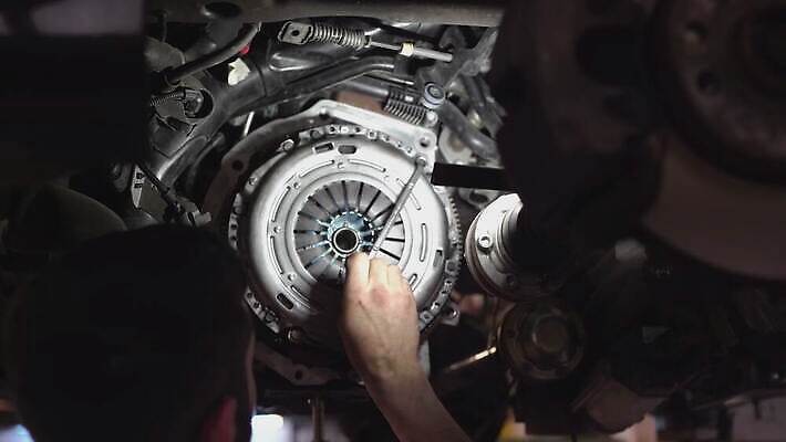 산업 백그라운드 부분 교통시설 자동차 한명 상자 금속 힘 기계 장비 흰색 수리 플러그 전기에너지 브레이크 철 묘사 서비스 톱니바퀴 전염 볼트 엔진 기어 모터 유지 국회 고립 베어링 자동 철강 4K MOV 해외동영상 클립영상 1 육상교통 컬러 교통 재질 사람 에너지 공구 질병 시설 감염 동영상 파일형식