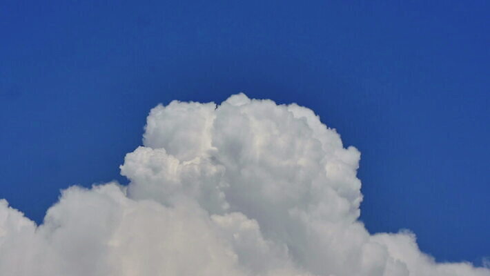 구름 컬러 백그라운드 자연 하늘 날씨 풍경 사람없음 야외 가로 여름 파란색 빛 햇빛 태양 우주 환경 흰색 전원 분위기 장면 천국 솜털 스카이라인 내추럴 오존 적란운 천창 유일 4K 타임랩스 MOV 해외동영상 클립영상 자연요소 계절 컨셉 촬영기법 전기에너지 생태계 동영상 파일형식 구름_자연