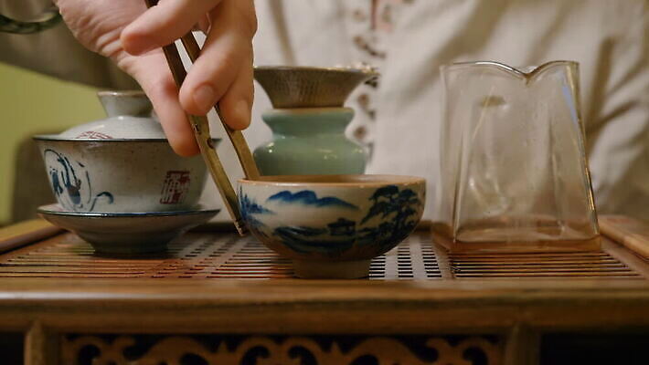 전통 접시 손 아시아 문화 음료 선 탁자 한명 동양인 목재 컵 초록색 물 뷰티 일본 중국 장비 골동품 공구 예절 사발 의식 붓기 닫기 찻잔 준비 만들기 주인 내추럴 방법 우롱차 투입 MOV 해외동영상 클립영상 자연요소 나무 1 식기 나라 컬러 가구 재료 모션 잔 사람 인종 신체부위 차_음료 도구 사기그릇 동영상 파일형식