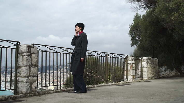 백인 라이프스타일 응시 유럽 바다 여행 인터넷 비즈니스 모바일 산 갈색머리 항해 파노라마 대화 한명 풍경 성인 해변 야외 건물 스마트폰 핸드폰 도시풍경 여행객 항구 외침 회색 코트 프랑스 도시 비즈니스우먼 만족 와이파이 프로방스 4G 4K MOV 해외동영상 클립영상 서양인 1 헤어스타일 건축물 시선 여자 감정 나라 컬러 배_교통 교통시설 촬영기법 IT 말하기 사람 생활 전자제품 스마트기기 소리 외투 직장인 무선인터넷 동영상 파일형식