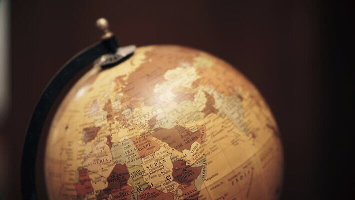 모델 교육 길 지구 바다 여행 지도 공 사람없음 글로벌 지구본 환경 미국 행성 탐험 수확 골동품 흰색 원형 역사 모험가 심볼 향수 오브젝트 대륙 복고 지형 태평양 반구 네비게이션 경도 구식 여의주 옛날 위도 지도책 지리 4K MOV 해외동영상 클립영상 도형 컬러 북아메리카 농업 책 우주 화장품 동영상 파일형식