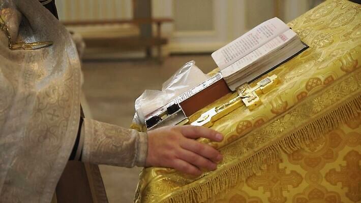 전통 기독교 종교 결혼 십자가 실내 사람없음 내부 책 독서 뷰티 성당 교회 믿음 성경 기도 축하 예수 축복 성직자 러시아 신성 덩어리 러시아인 복음 성찬식 성체 세례 장례식 제단 MOV 해외동영상 클립영상 서양인 감정 유럽 컨셉 종교용품 종교건축 이벤트 건물 신_종교 동영상 파일형식