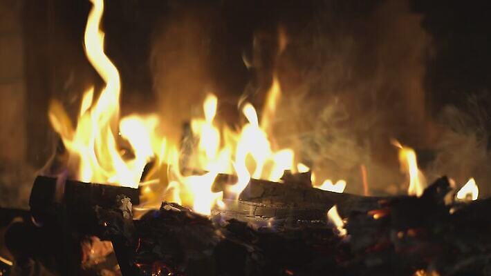백그라운드 크리스마스 겨울 오렌지 모션 자연 휴가 불꽃 주택 따뜻함 사람없음 야외 내부 목재 빨간색 빛 노란색 검은색 어둠 에너지 뜨거움 더위 야간 위험 장작 모닥불 벽난로 매움 화재 통나무 연료 연소 광 석탄 재 지옥 화상 4K MOV 해외동영상 클립영상 자연요소 나무 계절 기념일 컬러 컨셉 과일 재료 불 날씨 건물 맛 상처 사건 생태계 동영상 파일형식