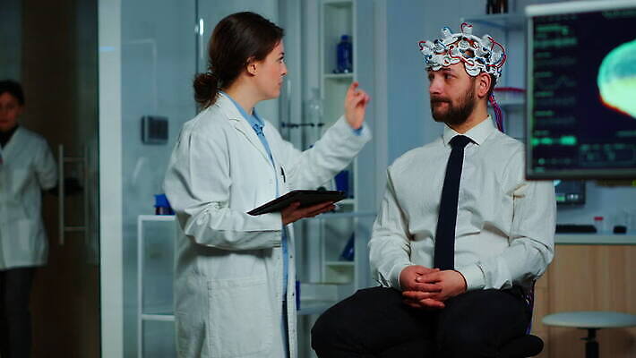 과학 건강 병원 실험 스터디 컴퓨터 알약 약 머리 스크린 헤드폰 기계 장비 환자 의사 정보 마음 진화 실험실 질병 연구원 질문 과학자 분석 뇌 시설 하이테크 조절 개발 스캐너 4K MOV 해외동영상 클립영상 직업 음향기기 컨셉 의학 기술 신체부위 전자제품 학습 의료진 소방 동영상 학자 파일형식