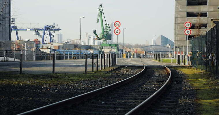 산업 공장 하늘 아침 독일 파노라마 사람없음 건물 도시풍경 기계 봄 화물 도시 업무 주차 기중기 암초 프랑크푸르트 4K MOV 해외동영상 클립영상 주간 건축물 계절 유럽 공업 촬영기법 풍경 운송업 작업 중장비 동영상 파일형식
