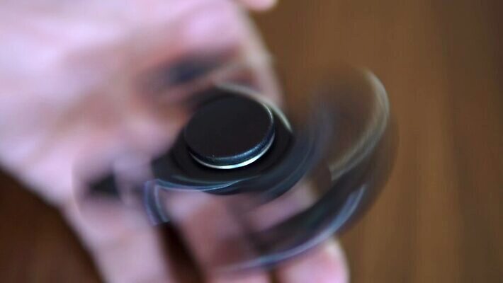 손 어린이 백그라운드 장난 공 손가락 놀이 휴식 스트레스 취미 파란색 장난감 기계 장식볼 에너지 게임 흰색 반지 원형 시원함 플라스틱 명상 오브젝트 회전 롤러 고립 베어링 엘리먼트 인기 철강 벡터 4K MP4 해외동영상 클립영상 도형 컬러 컨셉 장신구 재질 사람 신체부위 장식 동영상 파일형식