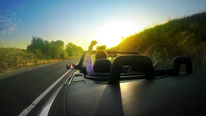 라이프스타일 커플 여자 행복 도로 여행 자동차 휴가 갈색머리 미소 사람 사람없음 야외 여름 친구 햇빛 태양 파티 일몰 기쁨 꿈 운전 운전사 고급 오픈카 자동 4K MP4 해외동영상 클립영상 자연요소 직업 헤어스타일 계절 감정 길 육상교통 컨셉 관계 교통시설 모션 승용차 표정 이벤트 생활 노을 동영상 파일형식