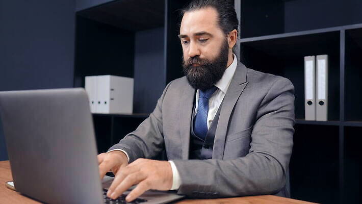 백인 외관 응시 남자 성공 넥타이 모바일 수염 실내 관리 대화 한명 사람 정장 노트북 스마트폰 핸드폰 사무실 갈색 공책 타이핑 업무 비즈니스맨 검은머리 정상 토론 전화기 손목시계 경영자 리더 긍정 접기 카피스페이스 4K MOV 해외동영상 클립영상 서양인 1 헤어스타일 시선 잡화 옷 시계 컬러 컨셉 비즈니스 장신구 모션 문구용품 말하기 내부 전자제품 스마트기기 공백 작업 직장인 동영상 파일형식