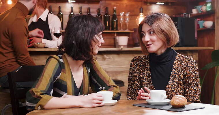 라이프스타일 여자 행복 커피 2 함께함 실내 말하기 대화 미소 웃음 사람 앉기 성인 사람없음 내부 컵 친구 금발 식당 우정 카페 머그컵 마시기 만족 점심식사 채팅 사교적 4K MOV 해외동영상 클립영상 헤어스타일 식기 감정 음료 컨셉 관계 모션 표정 생활 상점 식사 동영상 파일형식