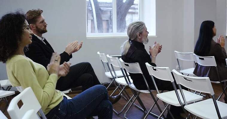 협력 건강 대화 사람 앉기 여러명 듣기 알코올 원형 그룹 토론 상담 커뮤니티 테라피 중독 마약 정신과의사 조언 지원 회원 남용 중독자 안락 4K MP4 해외동영상 카운슬러 클립영상 도형 다수 컨셉 모션 말하기 뷰티 의사 상담원 동영상 파일형식