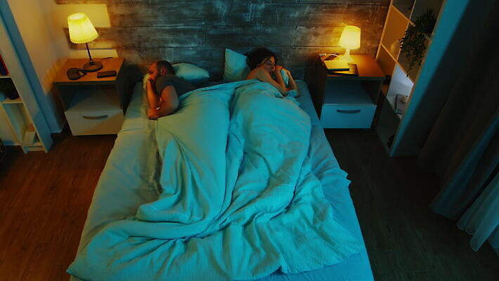 백인 커플 여자 결혼 2 관계 침구 남편 모바일 주택 실내 앉기 세명 파란색 빛 외침 침실 잠옷 분노 달 침대 아내 잠 좌절 야간 충돌 싸움 시끄러움 문제 말다툼 곤란 위기 이혼 4K MOV 해외동영상 클립영상 자연요소 서양인 옷 감정 컬러 가구 컨셉 모션 사람 이벤트 내부 건물 소리 동영상 파일형식