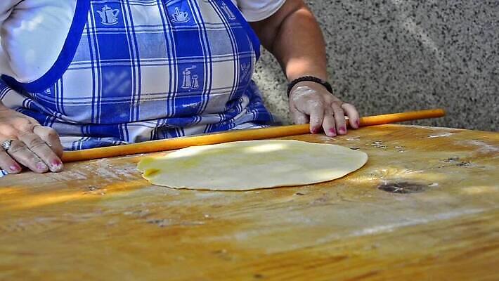 백인 전통 손 음식 재료 탁자 피자 사탕 요리 목재 쿠키 케이크 주방 식당 요리사 식사 저녁식사 이탈리아 빵집 흰색 신선 플랫 널 굽기 준비 날것 반죽 만들기 밀가루 밀대 동영상 밀가루반죽 건강식 그리스인 점심식사 옛날 페스츄리 핸드메이드 바클라바 MOV 튀르키예 해외동영상 클립영상 서양인 나무 직업 유럽 아시아 빵 컬러 가구 모션 주방용품 디저트 패스트푸드 서양음식 신체부위 상점 가루 구이 파일형식