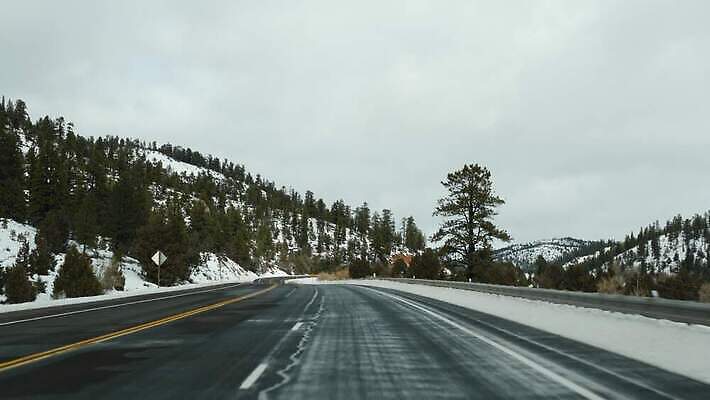 도로 여행 겨울 곡선 자동차 자연 유리 산 항해 사람없음 노란색 미국 운전 자유 고속도로 황무지 땅 인도인 환경보전 지역 애리조나 루트 방법 시온산 자동 수평선 4K MP4 해외동영상 클립영상 외국인 계절 길 선 육상교통 컬러 컨셉 북아메리카 배_교통 교통시설 모션 재질 동양인 사회이슈 생태계 동영상 파일형식